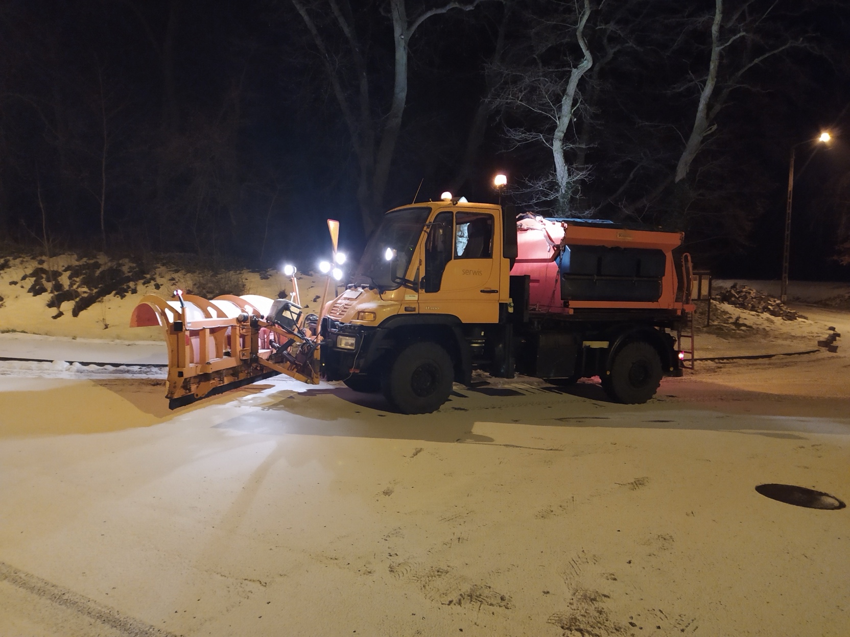 Pług śnieżny oczyszczający drogę zimą